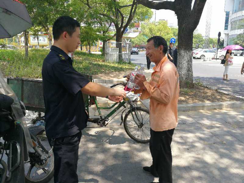“香港六合彩资料
”自发给城市环境“美容师”送清凉